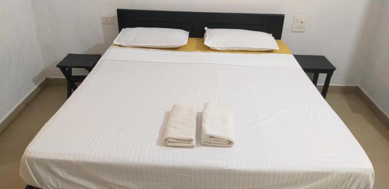 God'S Gift Morjim Hotel Ngoại thất bức ảnh