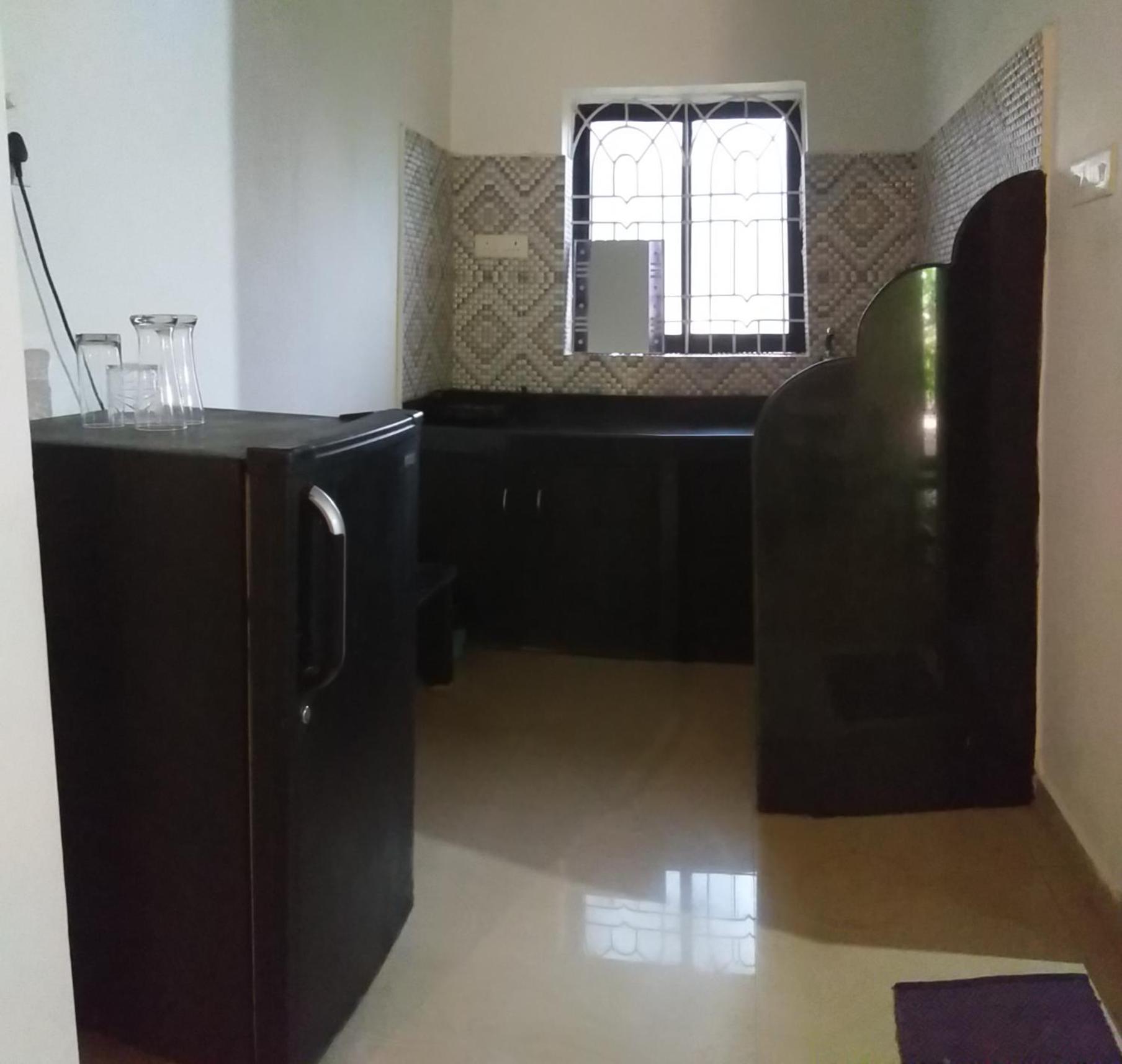 God'S Gift Morjim Hotel Phòng bức ảnh
