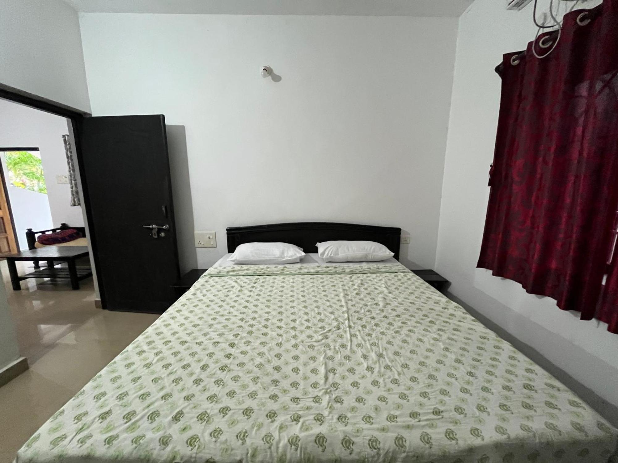 God'S Gift Morjim Hotel Ngoại thất bức ảnh