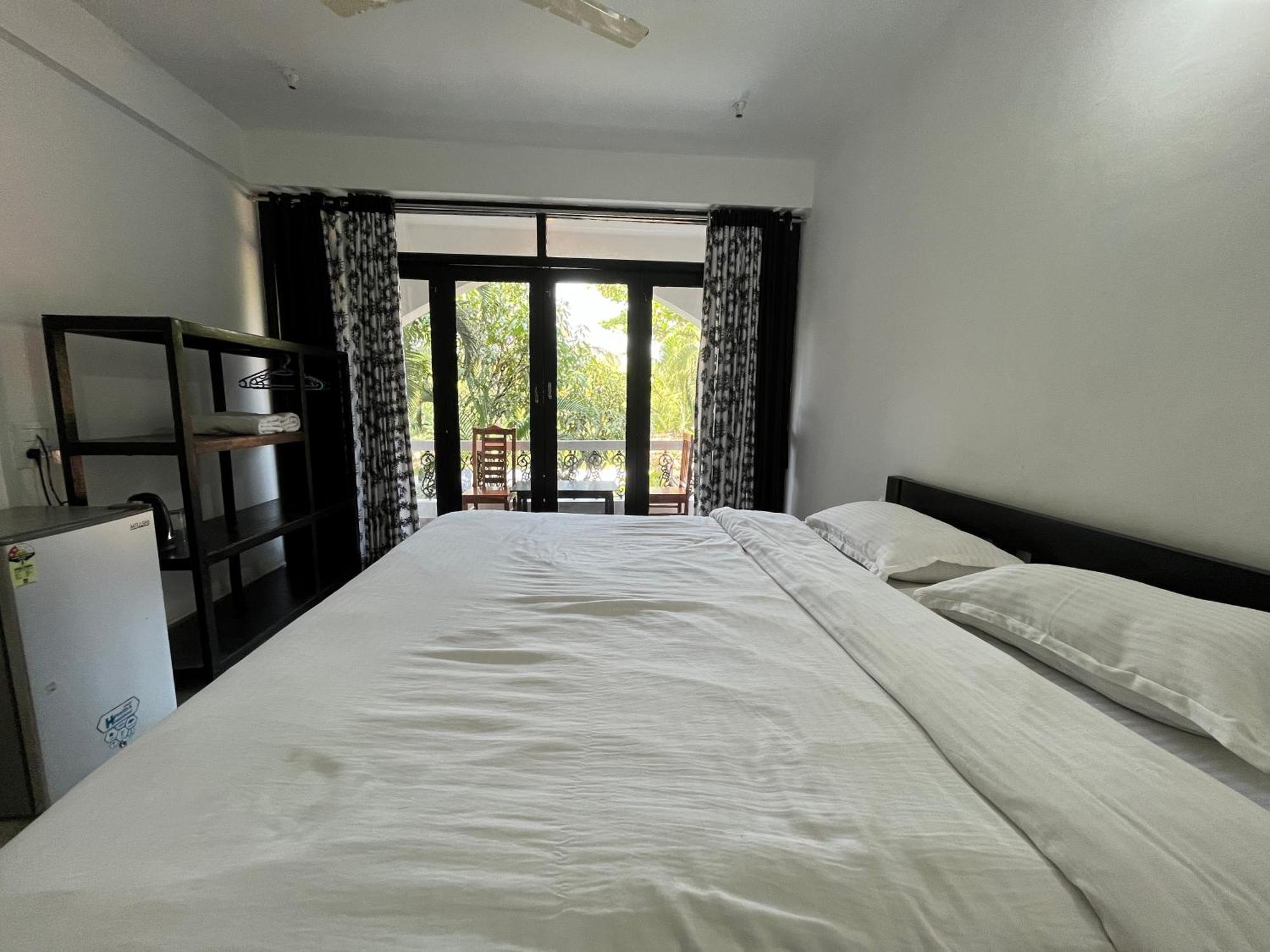 God'S Gift Morjim Hotel Ngoại thất bức ảnh