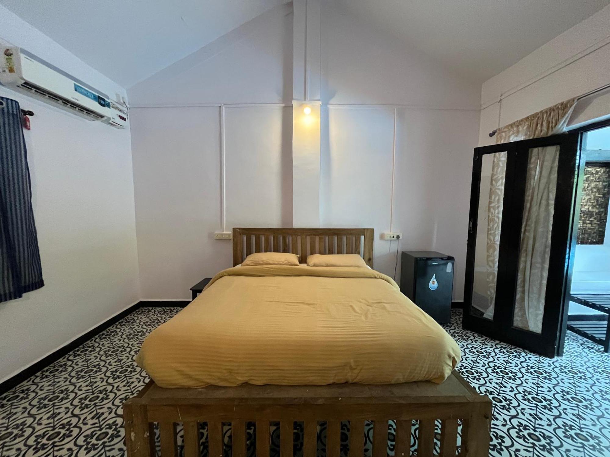 God'S Gift Morjim Hotel Ngoại thất bức ảnh