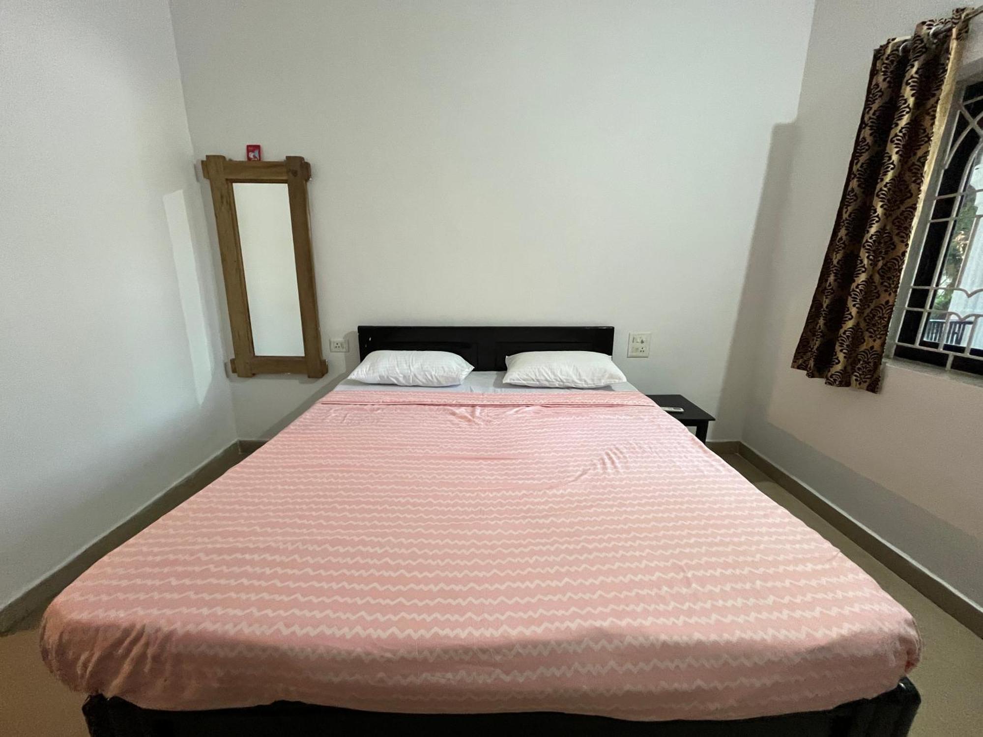 God'S Gift Morjim Hotel Ngoại thất bức ảnh